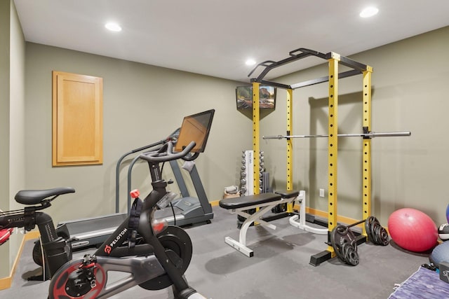 workout room featuring recessed lighting