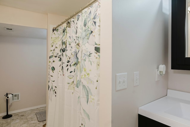 bathroom with vanity, baseboards, a shower with curtain, and visible vents
