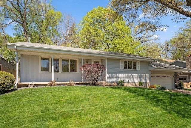 ranch-style home featuring a front lawn and a garage