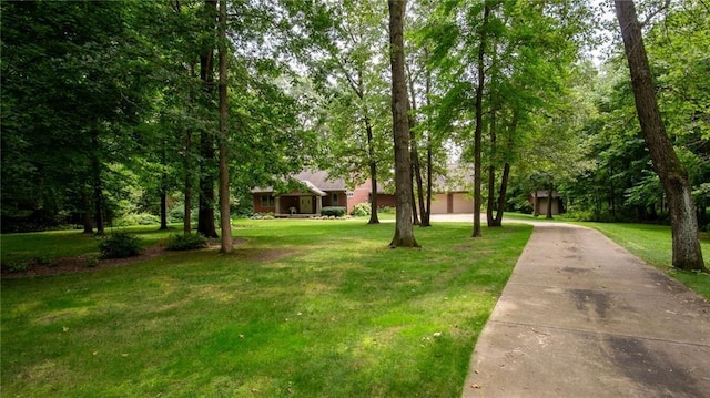 view of front of property featuring driveway and a front yard