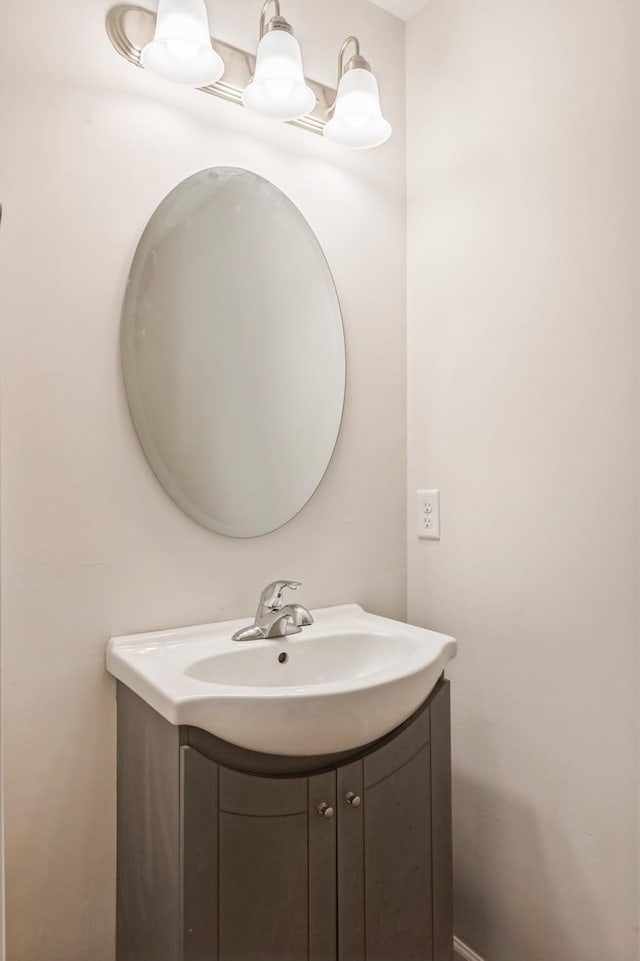 601 Harry Davis Ln, Minneapolis, MN 55411 - bathroom with vanity