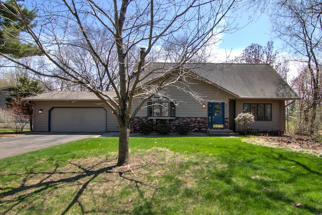 view of front of home featuring a garage, aphalt driveway, a front yard, and a shingled roof