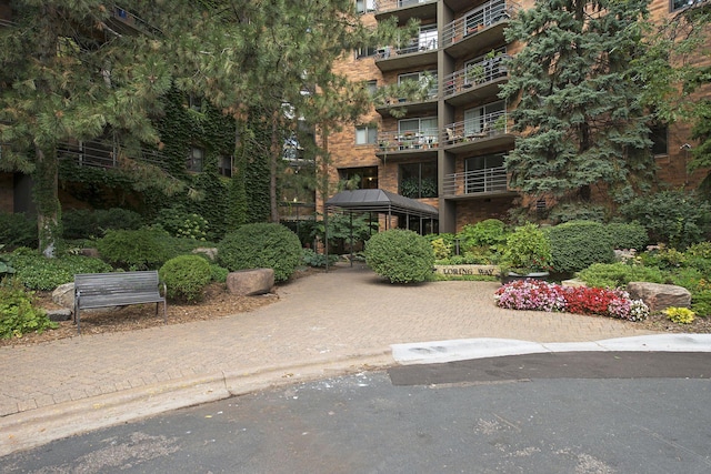 view of apartment building / complex