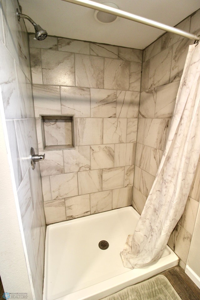 full bath with tiled shower
