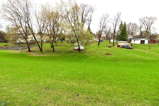 view of yard with an outdoor structure and a garage