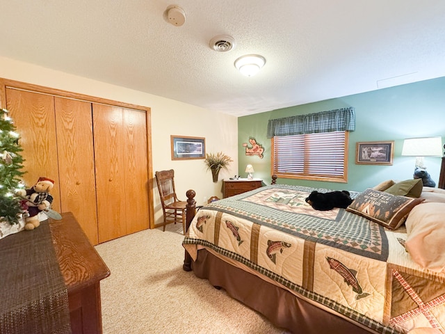 bedroom featuring carpet floors, a textured ceiling, and a closet