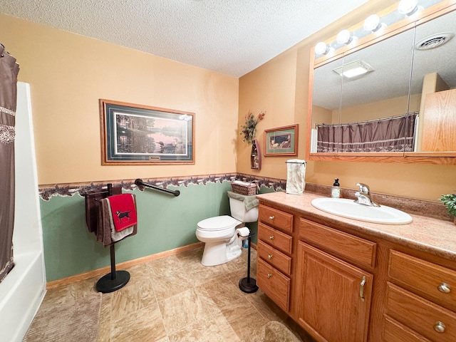 bathroom with vanity, a shower with shower curtain, toilet, and visible vents