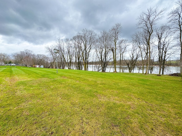 view of yard featuring a water view