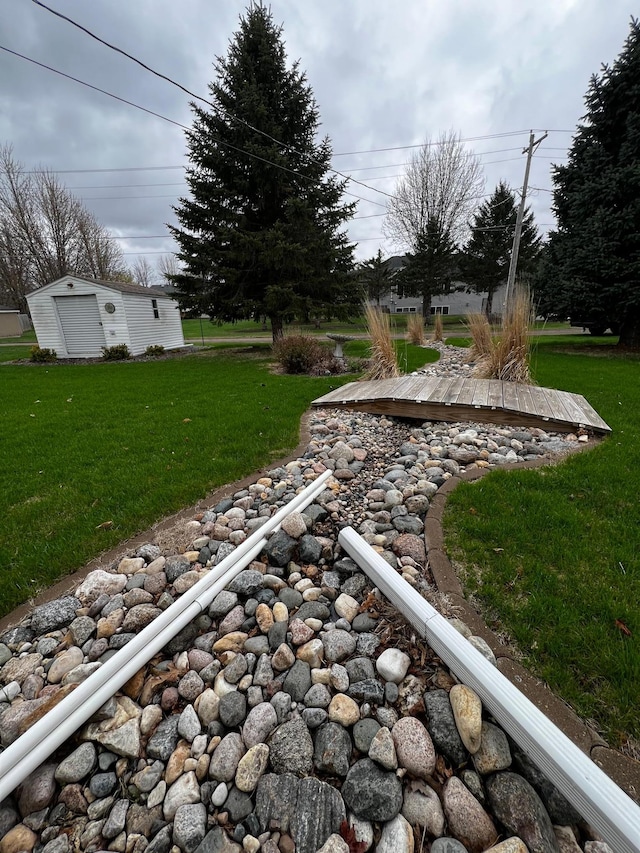 view of yard with an outdoor structure