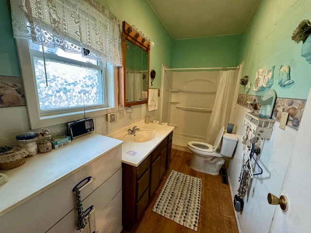 bathroom featuring tasteful backsplash, wood finished floors, vanity, toilet, and a shower with shower curtain