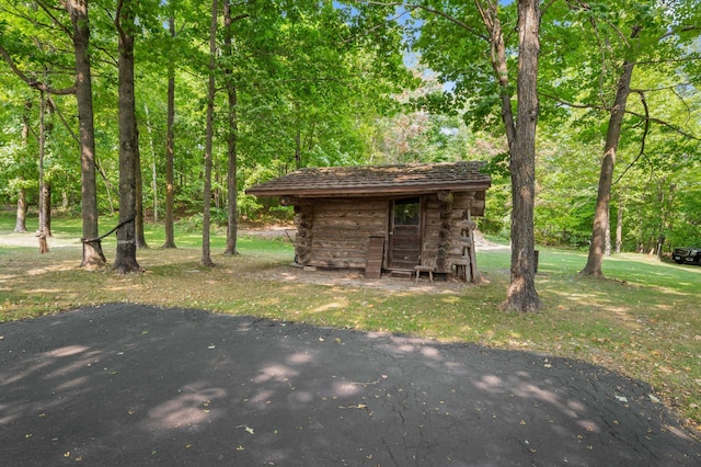 view of yard with an outbuilding