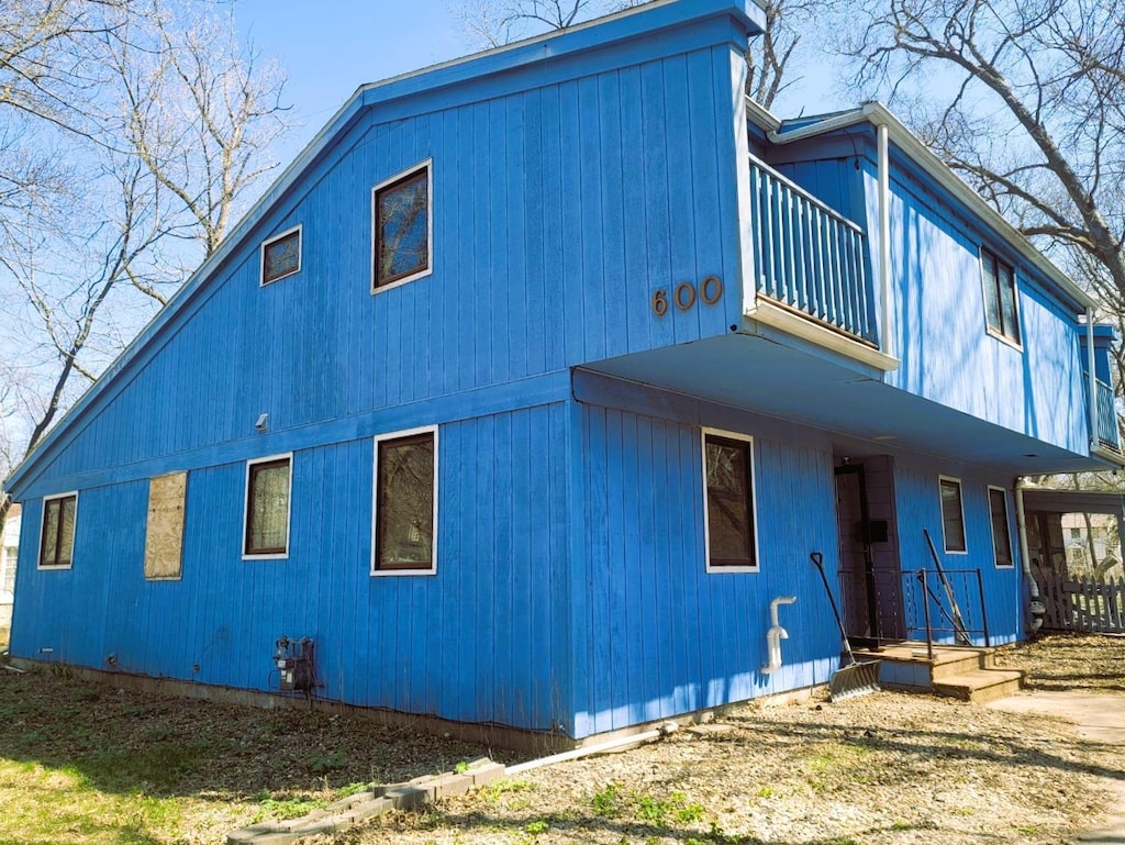 600 Russell St NW, Willmar, MN 56201 - view of side of property with a balcony