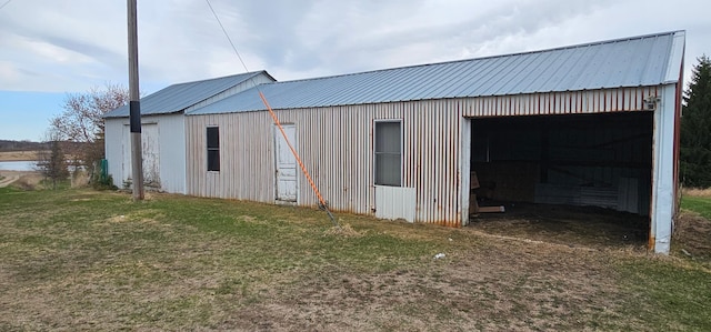 view of pole building featuring a yard