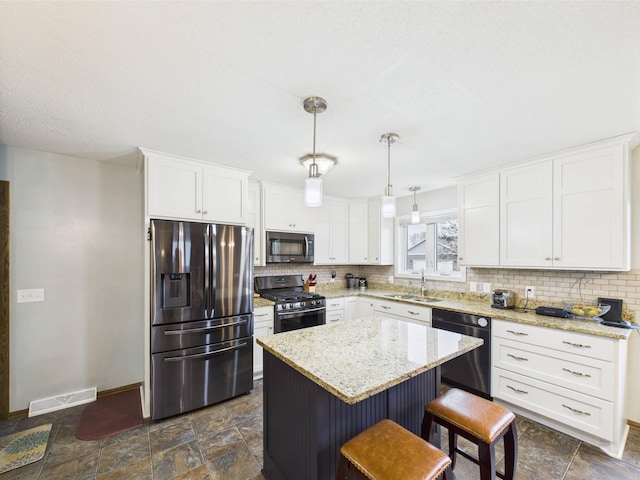 kitchen with visible vents, decorative backsplash, baseboards, a sink, and appliances with stainless steel finishes
