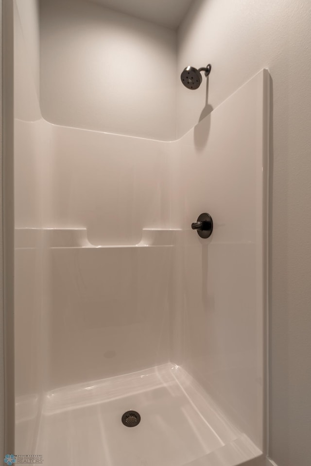 full bathroom featuring a shower