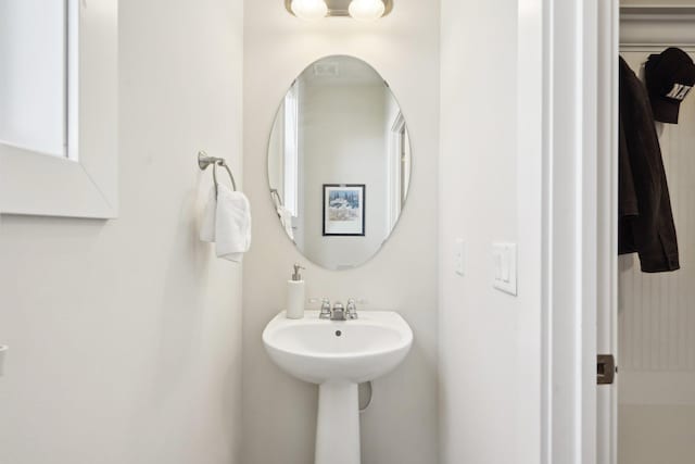 bathroom featuring a sink