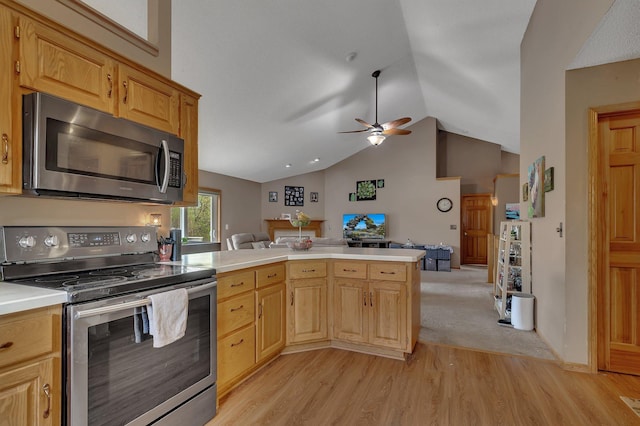 kitchen with ceiling fan, light wood finished floors, stainless steel appliances, open floor plan, and vaulted ceiling