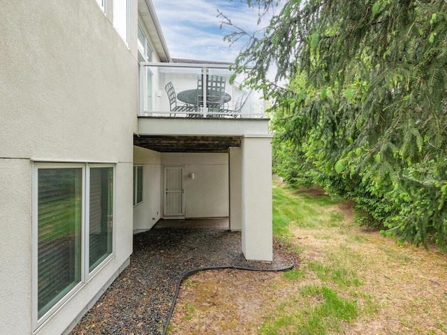2673 Cedar Grn, Minnetonka, MN 55305 - view of yard featuring a balcony