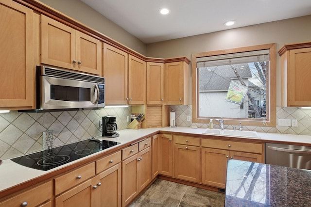 kitchen featuring backsplash, stainless steel appliances, recessed lighting, and a sink