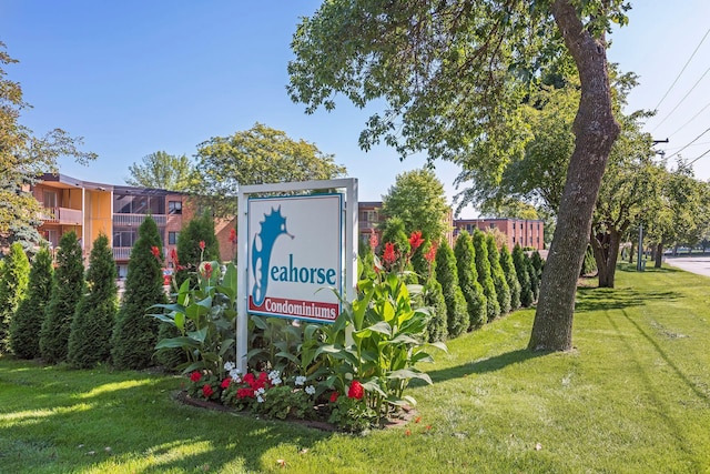 community / neighborhood sign featuring a lawn
