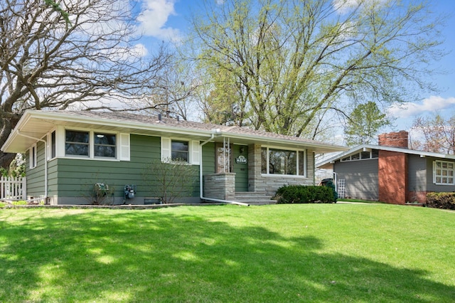 single story home with a front lawn