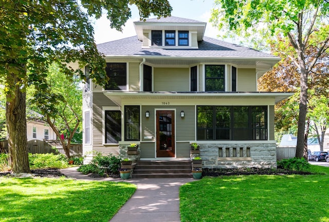 1043 Lincoln Ave, Saint Paul, MN 55105 - american foursquare style home with roof with shingles