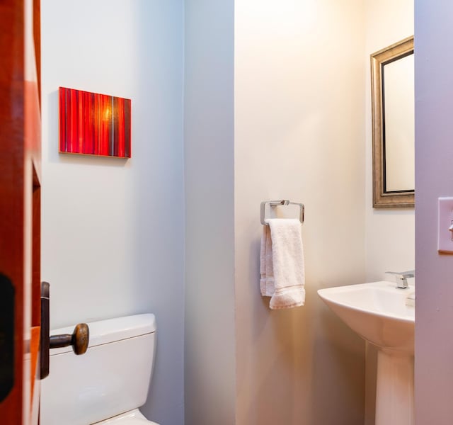 1043 Lincoln Ave, Saint Paul, MN 55105 - half bathroom with toilet and a sink