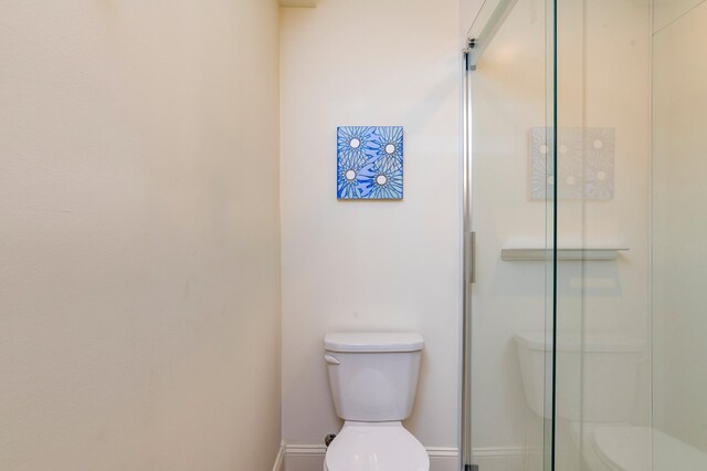 1043 Lincoln Ave, Saint Paul, MN 55105 - full bathroom featuring toilet, a stall shower, and baseboards