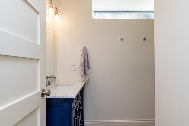 1043 Lincoln Ave, Saint Paul, MN 55105 - bathroom with vanity