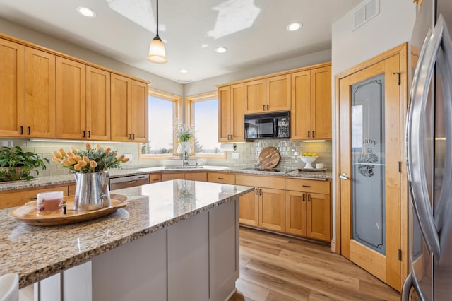 kitchen with recessed lighting, visible vents, black appliances, and light wood-type flooring