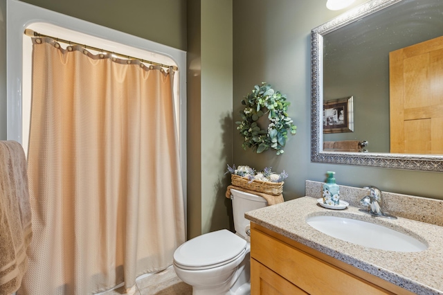 full bathroom with vanity, toilet, and a shower with curtain