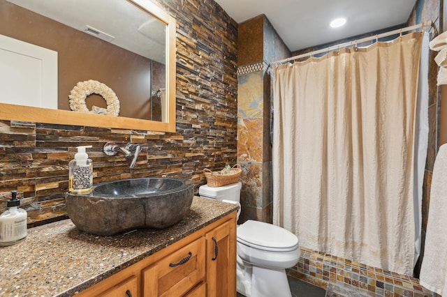 bathroom with vanity, a shower with curtain, toilet, and visible vents
