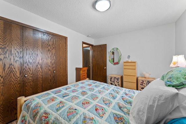 216 Richard Ave SE, Isanti, MN 55040 - bedroom featuring a textured ceiling and a closet