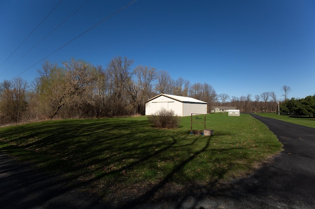 view of yard with a pole building and an outdoor structure