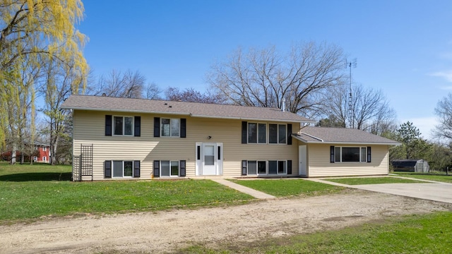 view of front of property with a front yard