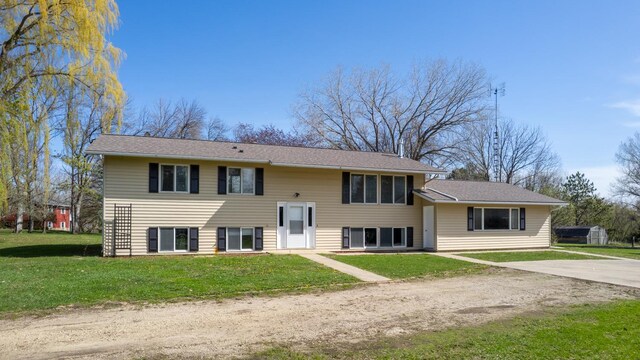 5904 Country View Ct NW, Rochester, MN 55901 - rear view of house featuring a yard