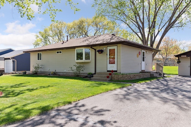 view of front of house featuring a front lawn