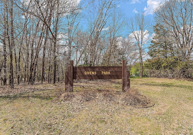 community sign featuring a yard