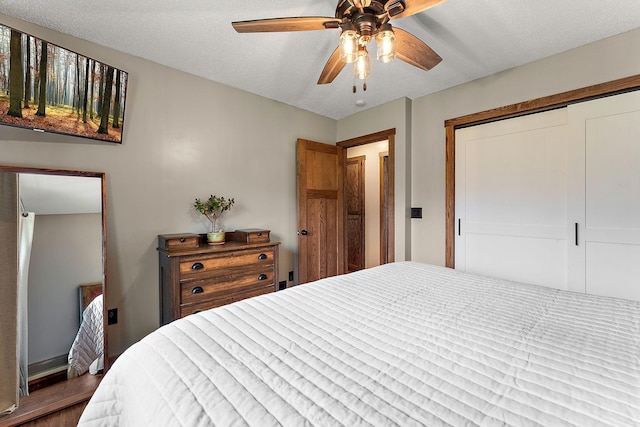 bedroom with a ceiling fan and a closet