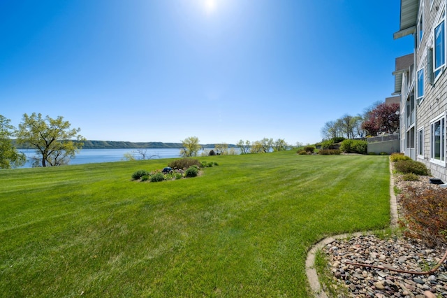view of grassy yard featuring a water view