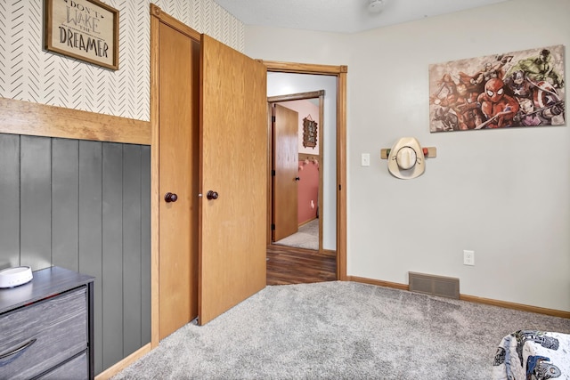 bedroom featuring carpet flooring, baseboards, and visible vents