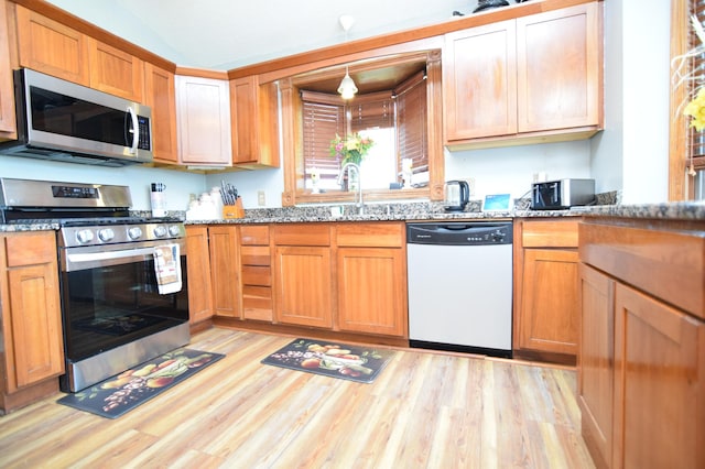 5634 142nd St W, Apple Valley, MN 55124 - kitchen with stainless steel appliances, light wood-style flooring, a sink, light stone counters, and lofted ceiling