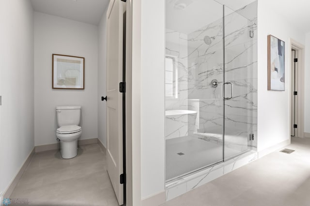bathroom with a marble finish shower, baseboards, toilet, and visible vents