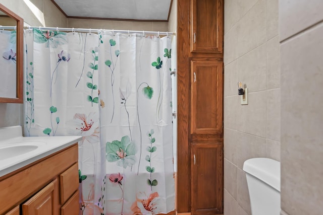 1791 Lois Dr, Shoreview, MN 55126 - full bathroom with vanity, tile walls, toilet, and curtained shower