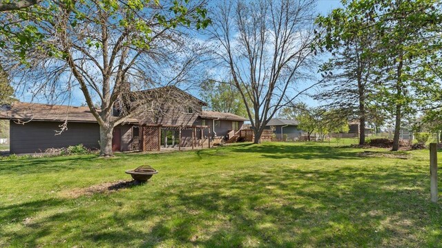 view of yard featuring a fire pit