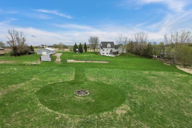 view of yard with an outbuilding