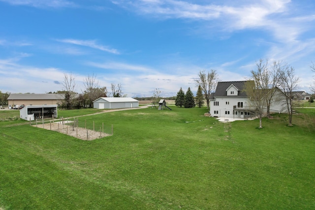 view of yard featuring a pole building and an outbuilding