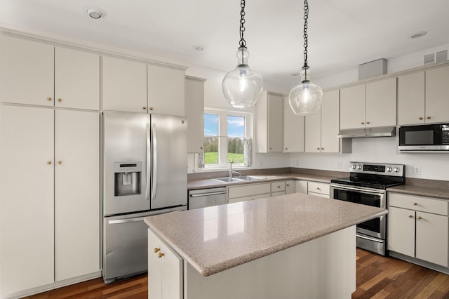 kitchen with appliances with stainless steel finishes, dark wood-style floors, a sink, and visible vents