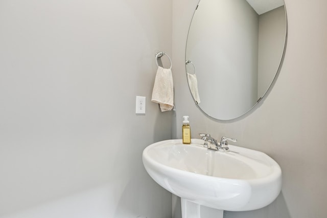 bathroom featuring a sink