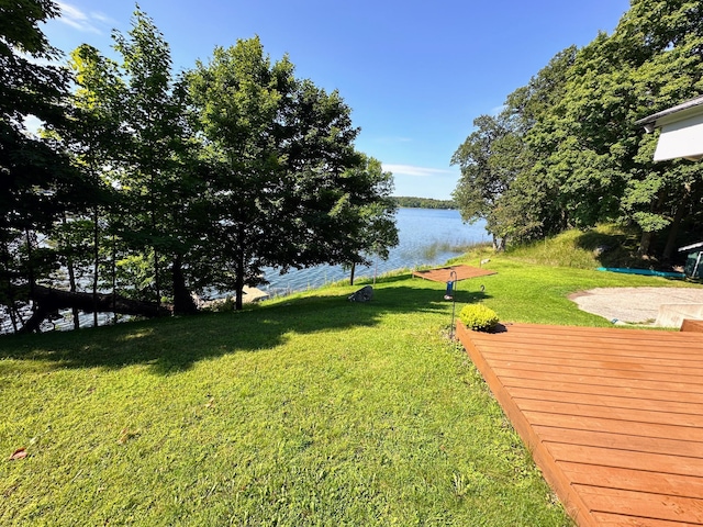 view of yard featuring a water view